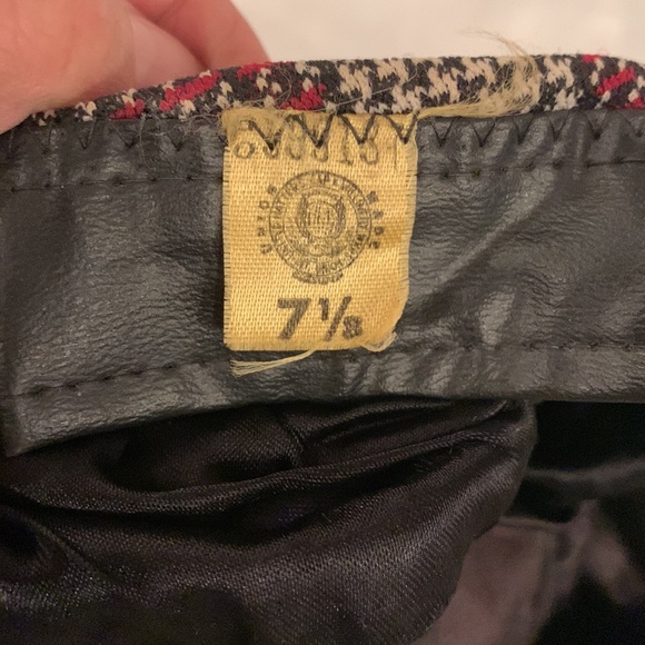 Vintage newsboy, houndstooth tweed/wool/ leather hat by Gramercy , size 7 1/8 - Picture 4 of 16